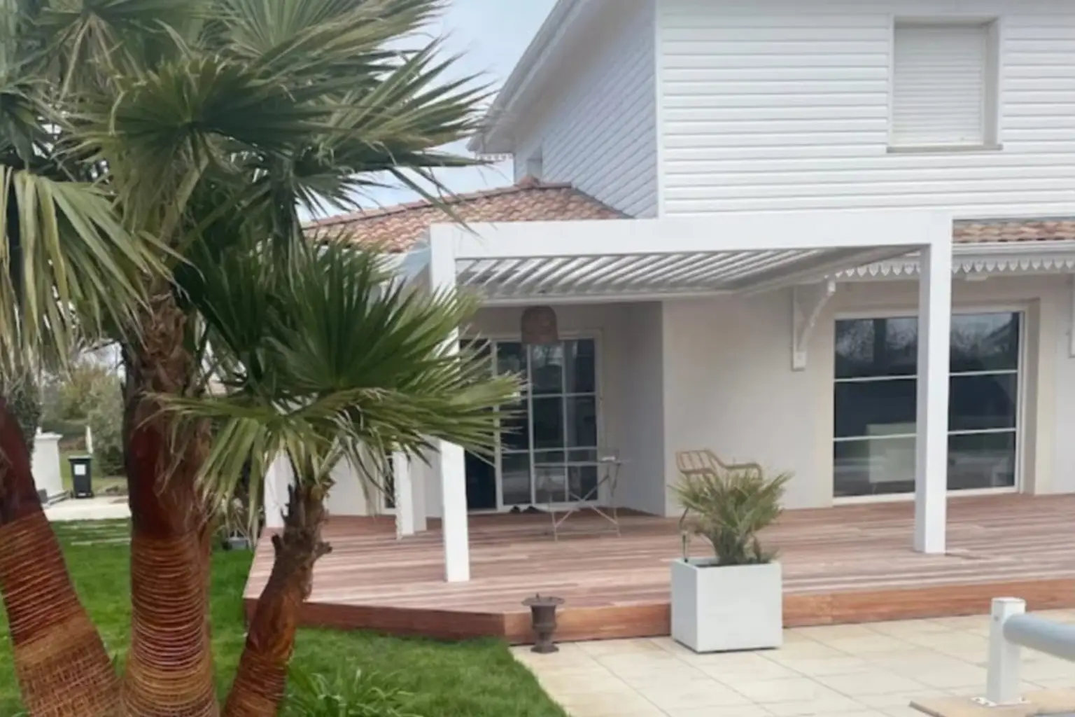 Pergola bioclimatique blanc autoportée à Lacanau