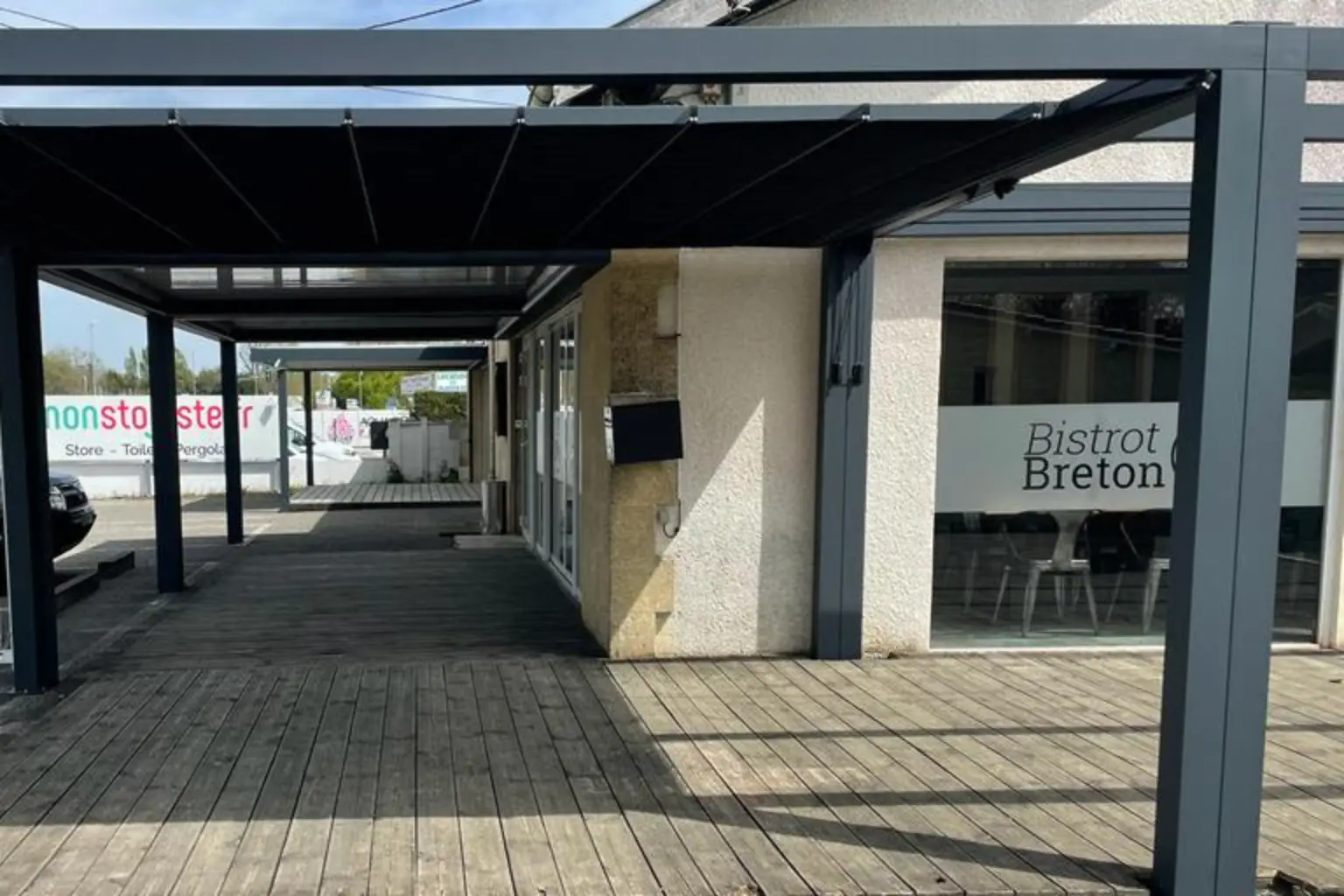 Pergola vélum à toile dans un restaurant à Cestas