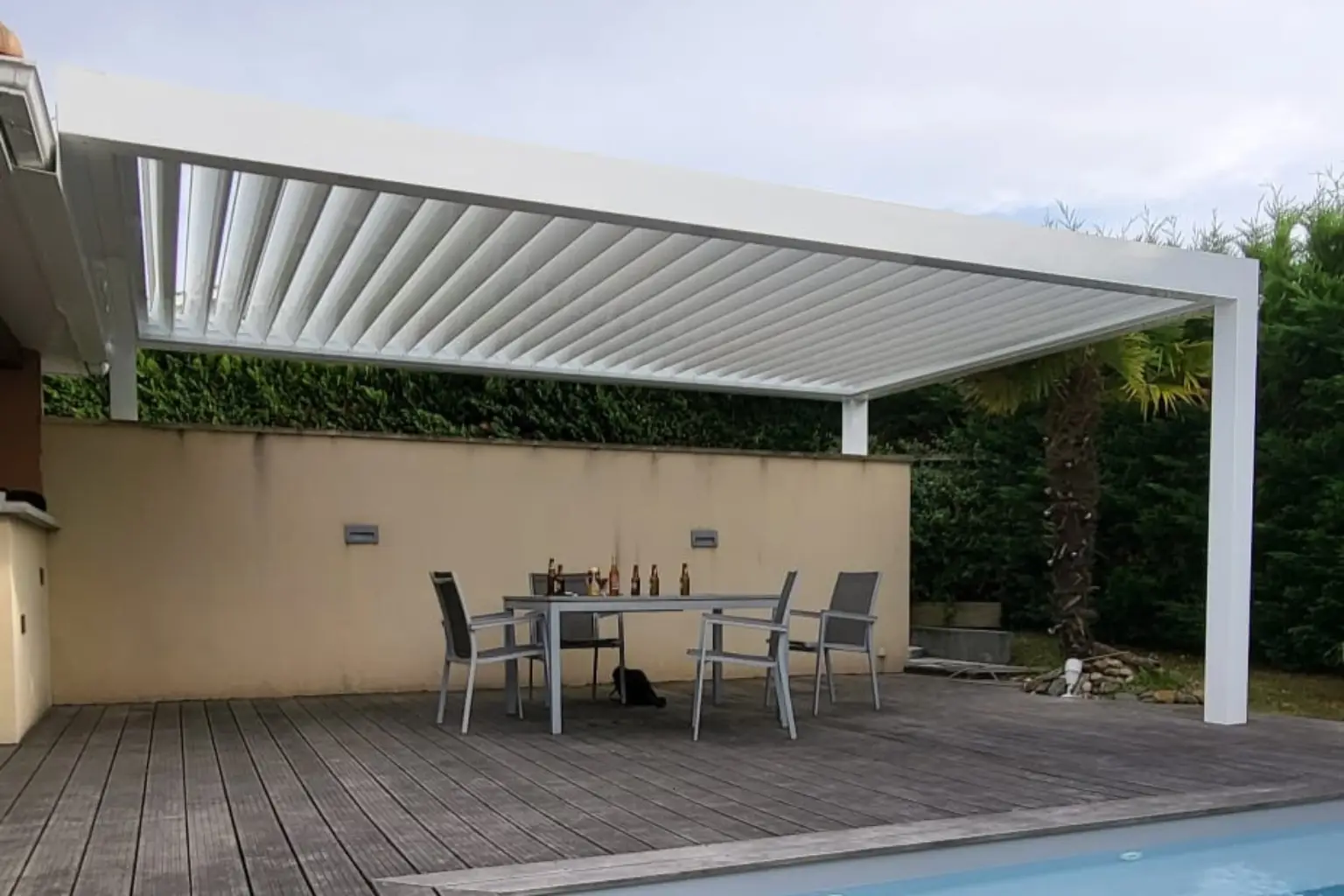 Pose d’une pergola bioclimatique blanc avec moteur Somfy à bouliac