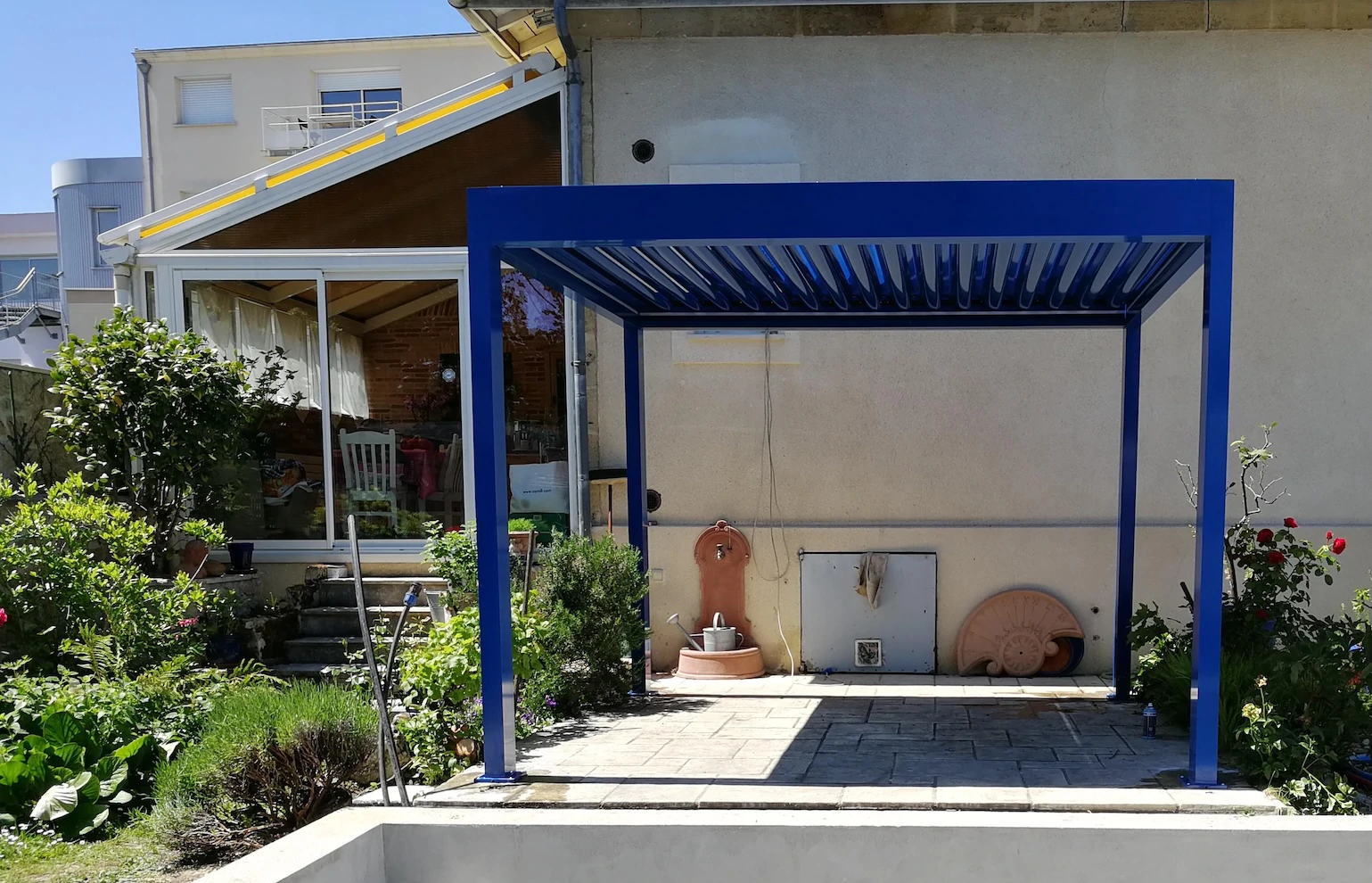 Installation de pergola bioclimatique aluminium à Gradignan sur terrasse de maison individuelle