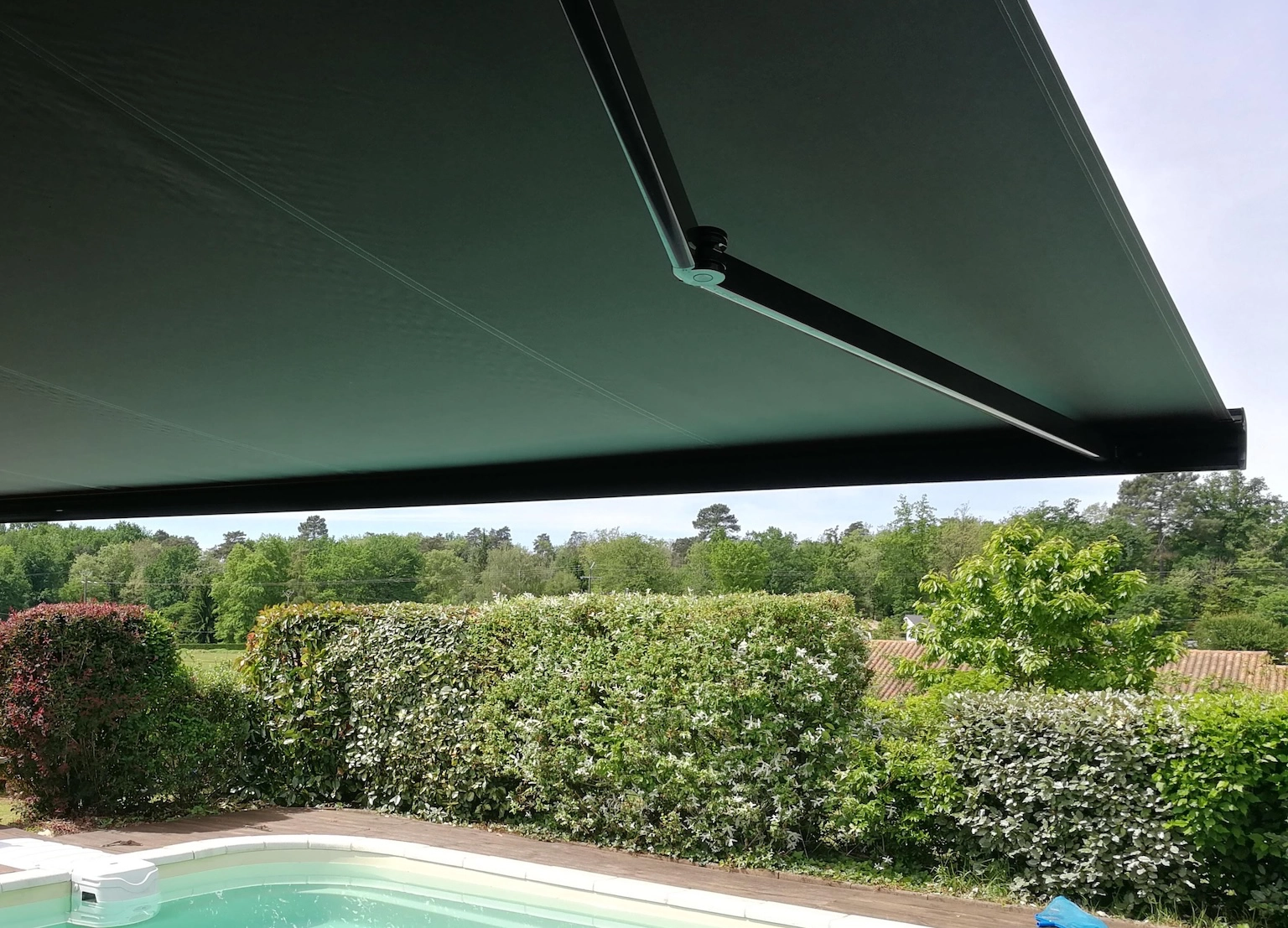 Résultat final de l'installation du store banne coffre complet à Pessac