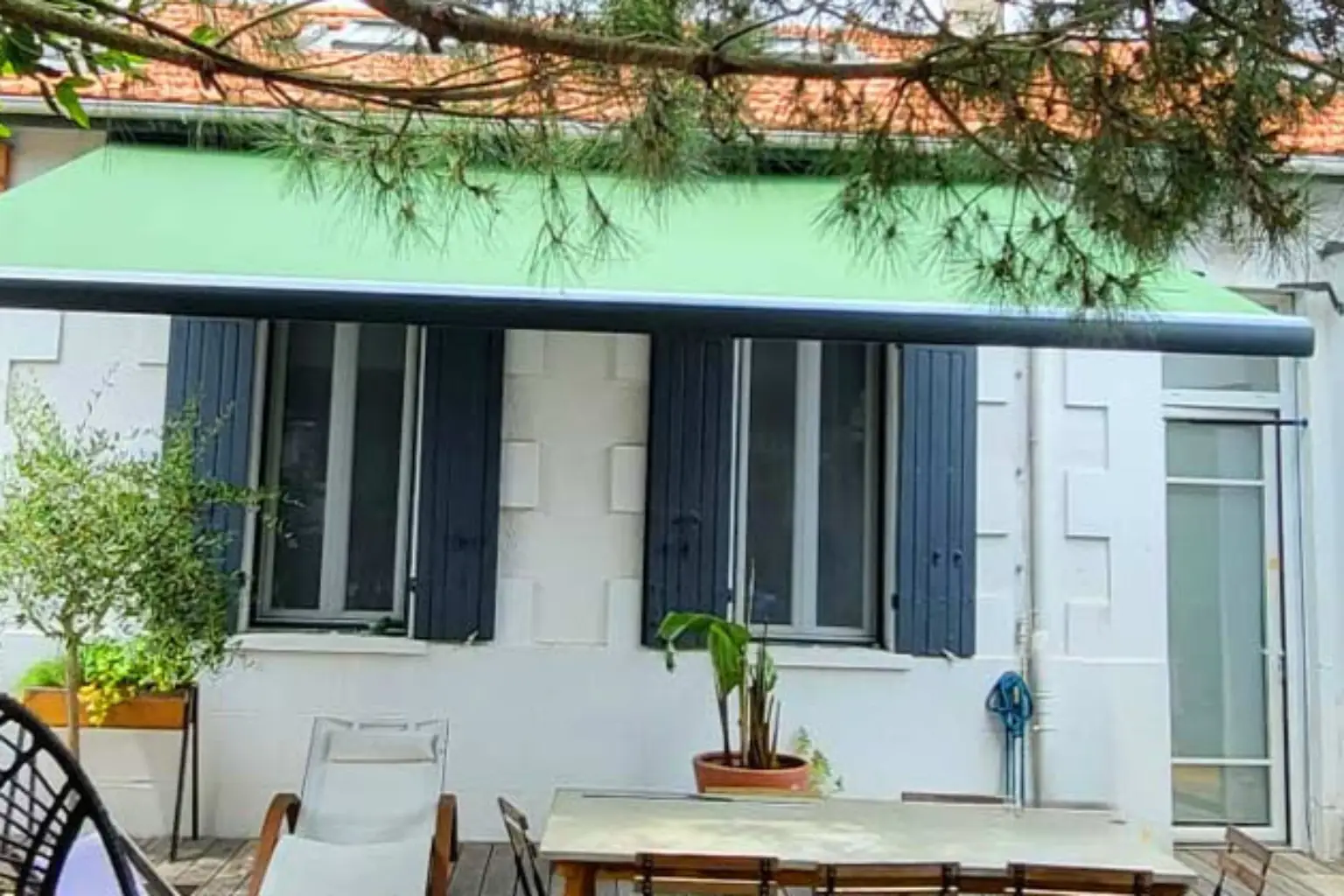 Store banne coffre intégral gris anthracite moteur Somfy à Cestas