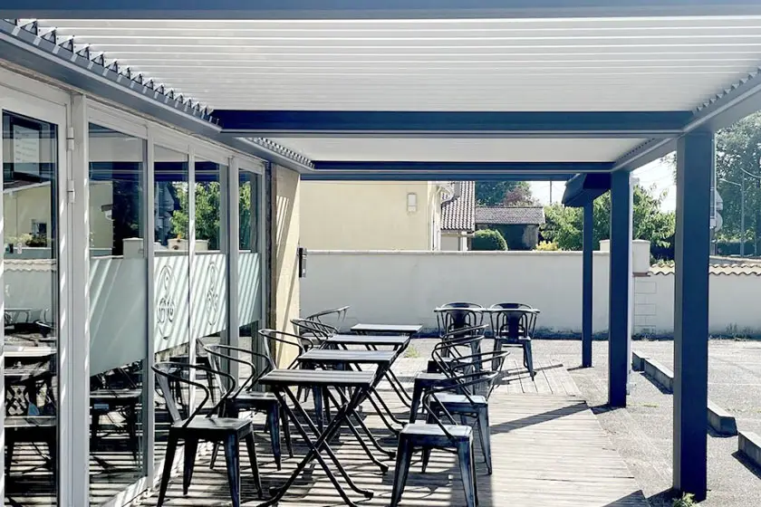 Pergola bioclimatique pour terrasse de restaurant à Cestas