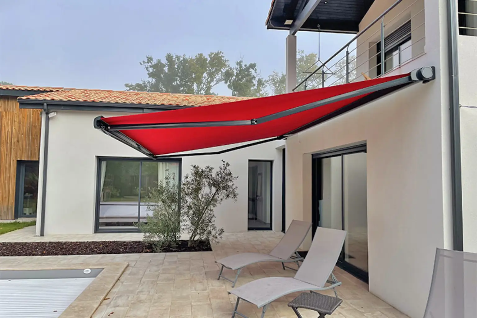 store coffre gris anthracite toile Dickson rouge installé sur façade à Hourtin