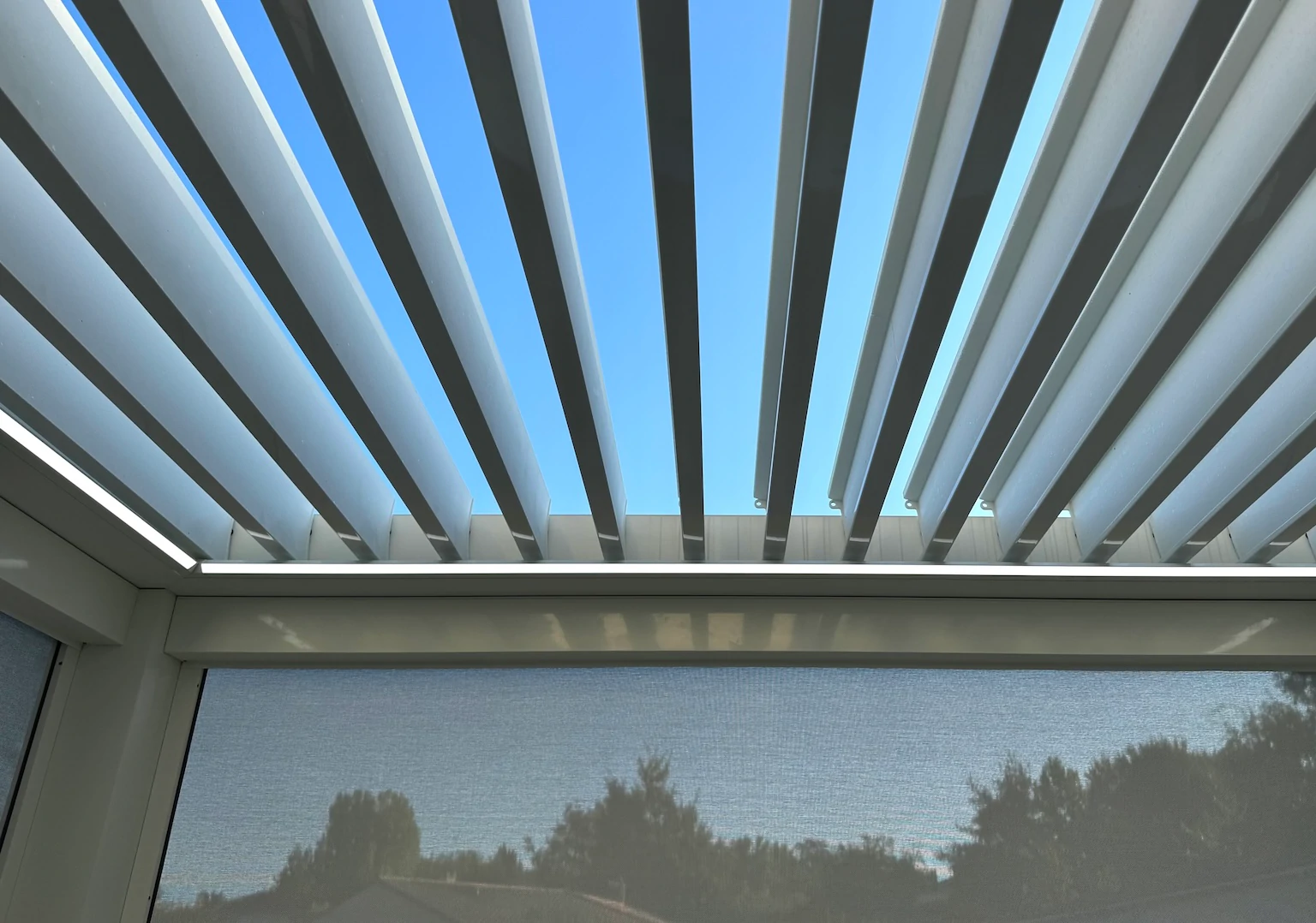 Détail de la pergola bioclimatique aluminium à Pessac